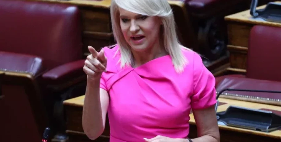 Χείρα φιλίας  Τζάκρη στην Καρυστιανού