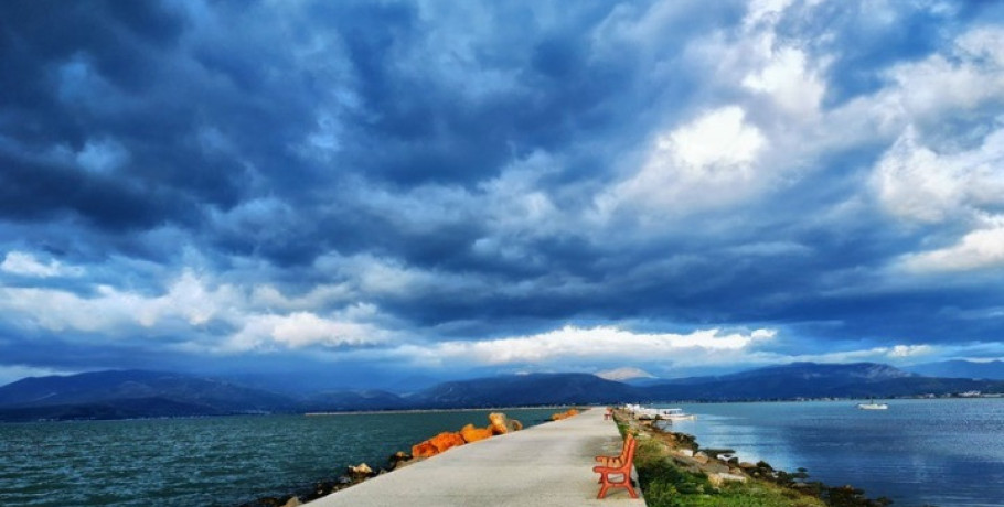 Άνοδος της θερμοκρασίας με παροδικές νεφώσεις και λίγες τοπικές βροχές