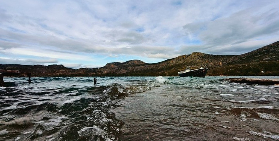 Τοπικές βροχές και παροδικές χιονοπτώσεις στα ορεινά - Πού θα σημειωθεί πτώση της θερμοκρασίας