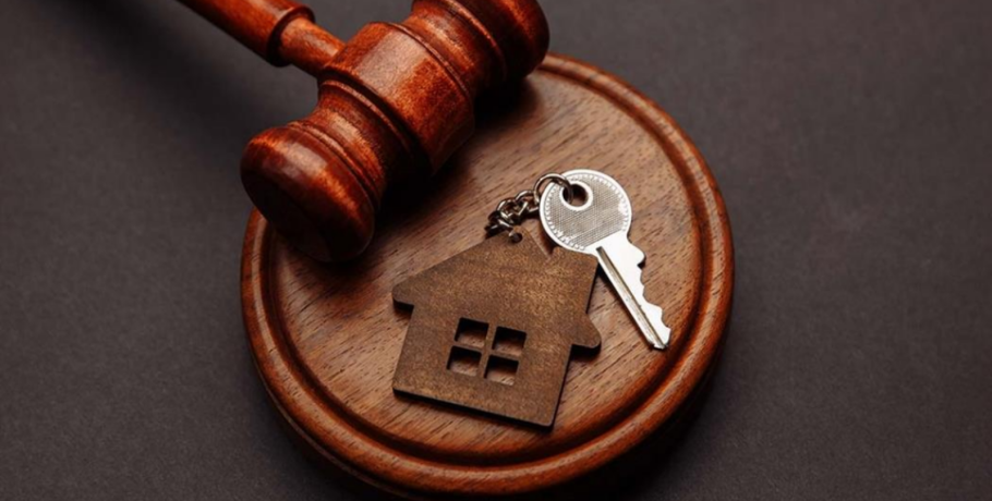 Η κυβέρνηση ξεσπιτώνει την κοινωνία και τα funds θησαυρίζουν