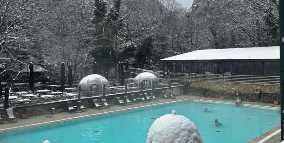 Τα Λουτρά Πόζαρ «ντύθηκαν» στα λευκά – Μαγευτικό τοπίο στην Αλμωπία