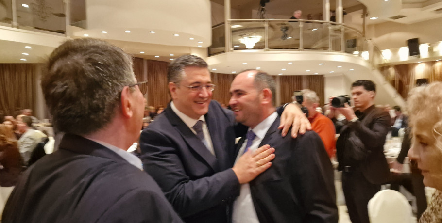 Θερμός εναγκαλισμός Βασιλειάδη – Τζιτζικώστα στον ετήσιο χορό του Επιμελητηρίου Πέλλας