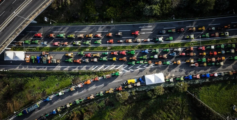 Σταδιακή αποχώρηση αγροτών από τα μπλόκα -Ανοιχτό το ενδεχόμενο να «κατέβουν» στην Αθήνα