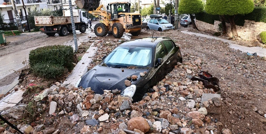 Η επόμενη ημέρα στην Άνω Γλυφάδα μετά το φονικό και καταστροφικό πέρασμα της κακοκαιρίας
