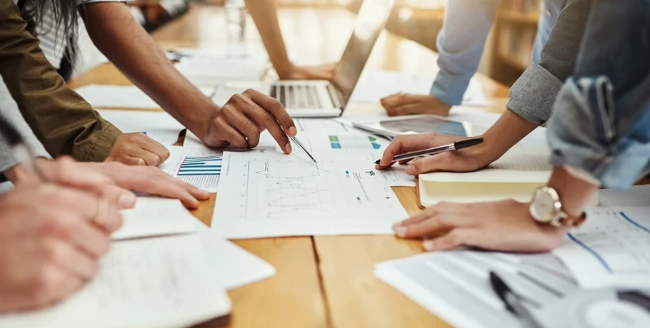 Νέο πρόγραμμα για επιχειρήσεις που προσλαμβάνουν ανέργους – 100% επιδότηση μισθού και εισφορών για 12 μήνες