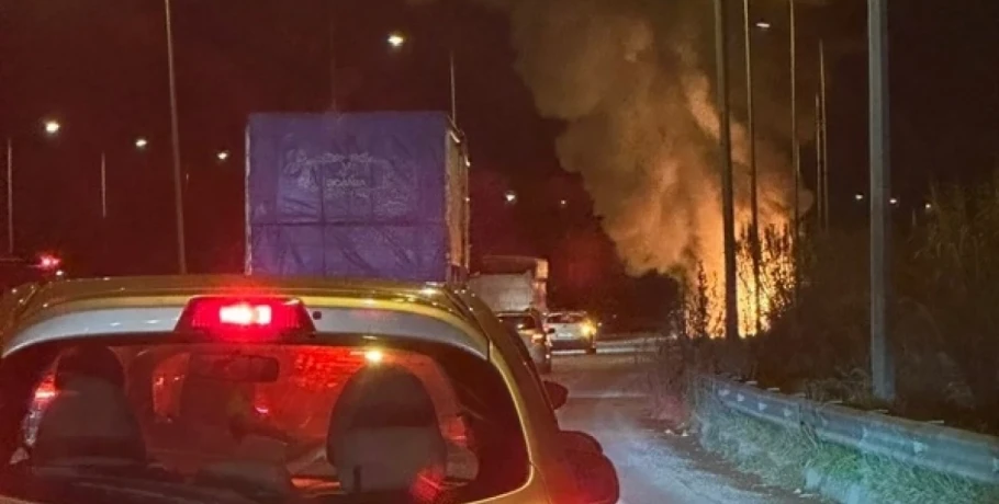 Θεσσαλονίκη: Λεωφορείο τυλίχθηκε στις φλόγες στη Σίνδο, σώος ο οδηγός και οι επιβάτες