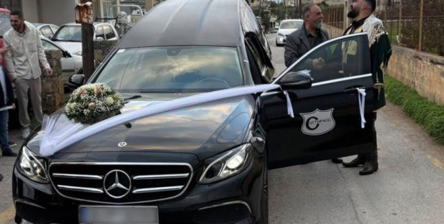 Τους πέθανε... Γαμπρός στο Ηράκλειο Κρήτης πήγε στην Εκκλησία με νεκροφόρα (vid)