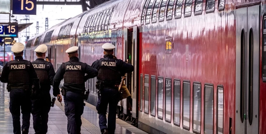 Για ανθρωποκτονία διώκεται ο Έλληνας που ξυλοκόπησε μέχρι θανάτου ελεγκτή στη Γερμανία, ενώ ο πατέρας του θύματος έπαθε καρδιακή προσβολή