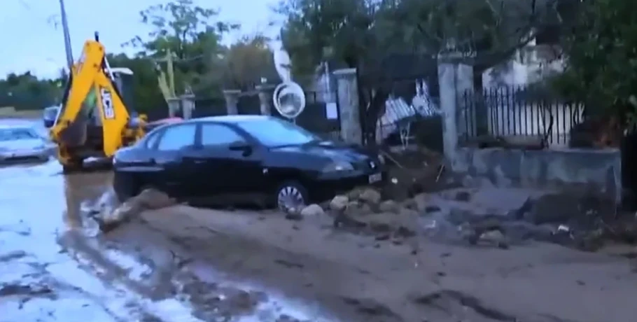 Καιρός: Στο κόκκινο το Αιγαίο με ισχυρές καταιγίδες και θυελλώδεις ανέμους έως 10 μποφόρ, στο επίκεντρο η Ρόδος