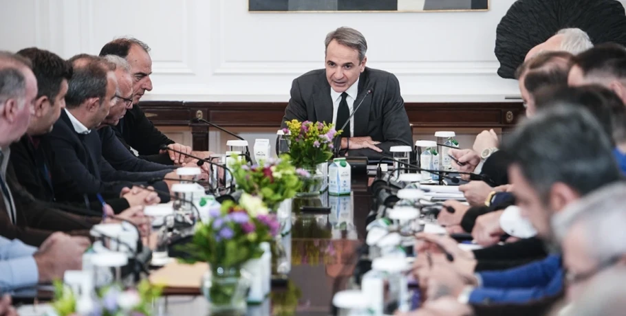 «Μπλόκα τέλος» το μήνυμα του Μαξίμου μετά το ραντεβού Μητσοτάκη με αγρότες, rebound για τη ΝΔ στις δημοσκοπήσεις