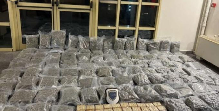 Πάτρα: Ναρκωτικά 900.000 ευρώ βρέθηκαν σε φορτηγό στο Ρίο - Η στιγμή που τα ανακαλύπτει ο σκύλος της ΕΛΑΣ