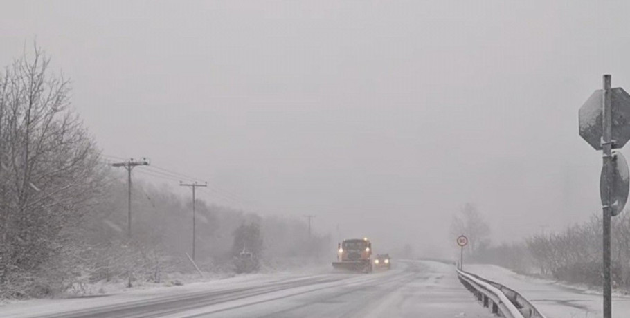 Στα λευκά πολλές περιοχές της Πέλλας – Απαραίτητες οι αλυσίδες, επί ποδός ο μηχανισμός της Π.Ε. Πέλλας