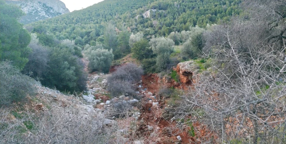 Σε θρίλερ εξελίσσεται η υπόθεση με τον άνδρα που εντοπίστηκε νεκρός σε ρέμα στη Νέα Πέραμο