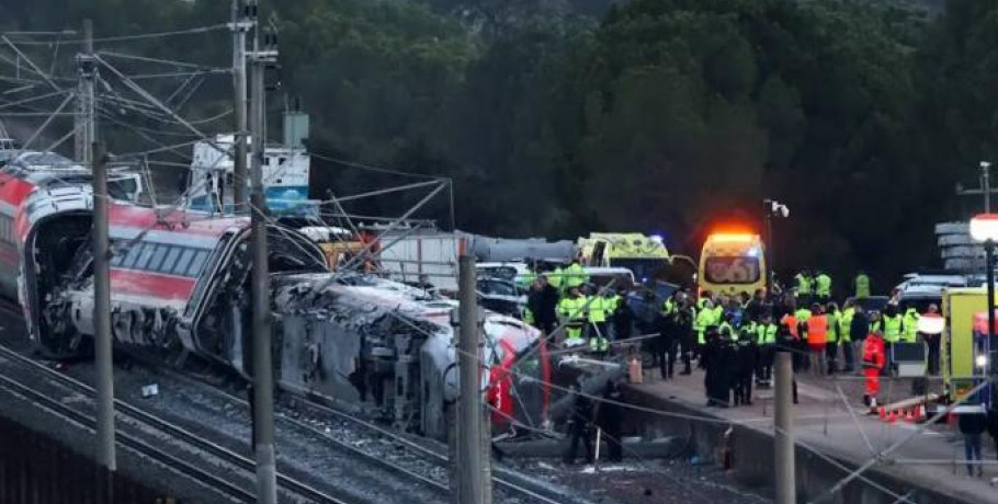 Ισπανία: Τριήμερο εθνικό πένθος κηρύχθηκε για το σιδηροδρομικό δυστύχημα – «Θα μάθουμε την αλήθεια» λέει ο Σάντσεθ