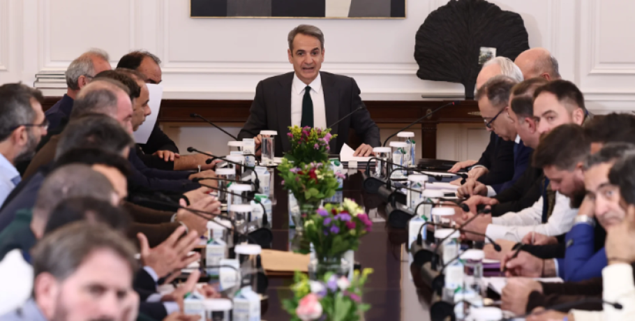 Συνάντηση Μητσοτάκη με αγρότες: Δεν αλλάζει το βασικό πλαίσιο – Αύριο αποφασίζουν τα μπλόκα