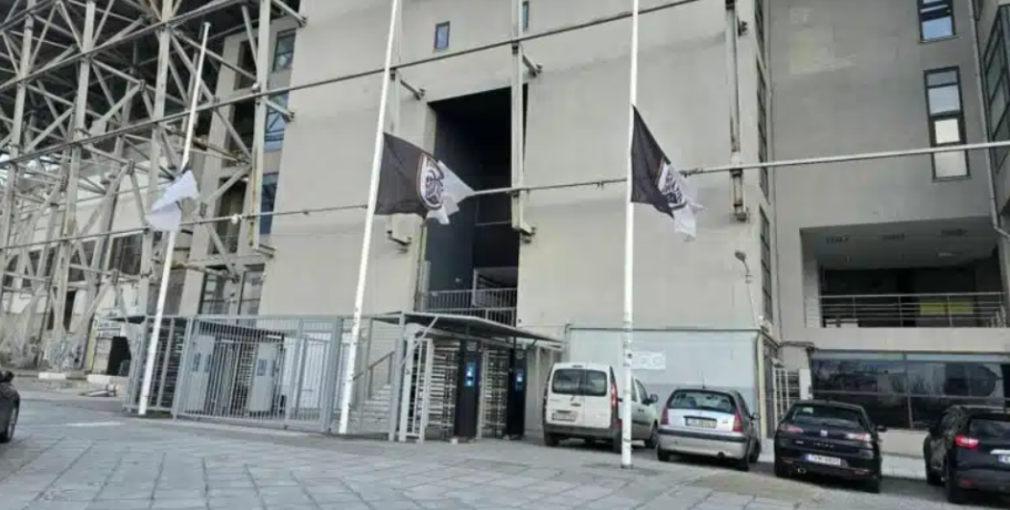 Μεσίστιες σημαίες στην Τούμπα