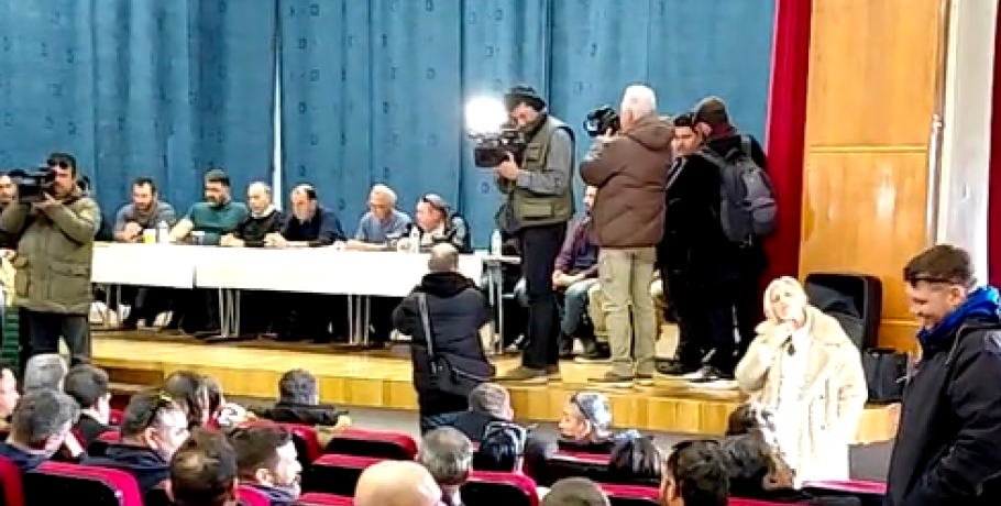 Εκπρόσωποι των μπλόκων και Αγροτικών Συλλόγων σε συναντήσεις που κάνουν οι αγρότες