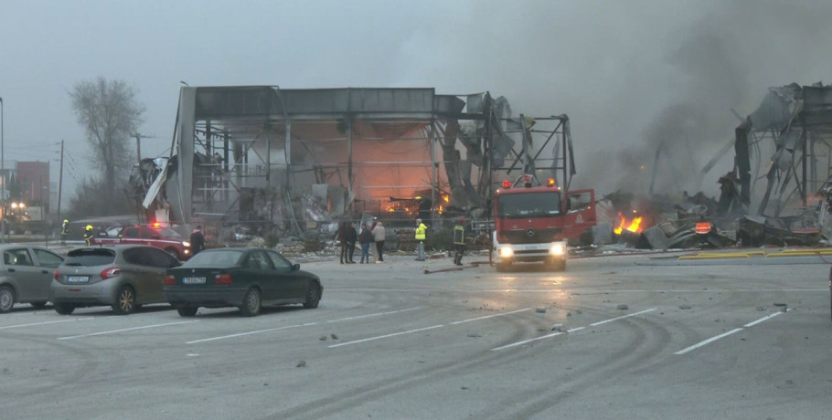Τρίκαλα: Τραγωδία στο εργοστάσιο της “Βιολάντα”: Τέσσερις νεκρές εργαζόμενες από τη μεγάλη φωτιά – Ακόμη μία αγνοείται