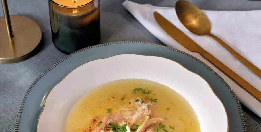 Ζωμός κοτόπουλου με πλιγούρι και «καμένο» βούτυρο (beurre noisette)