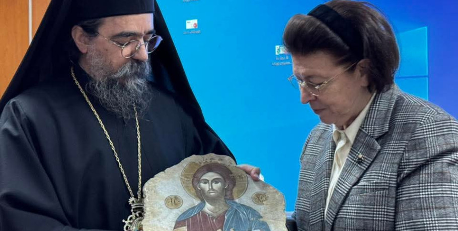 Η Λίνα Μενδωνη πηρε την ευλογία του Μητροπολίτη Καστοριάς