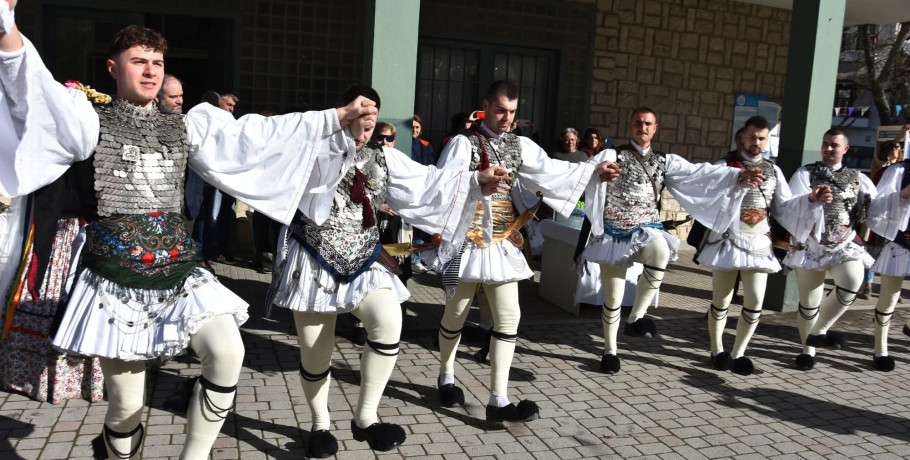 Οι «Γενίτσαροι και Μπούλες» στο Δημαρχείο Νάουσας χωρίς τον «πρόσωπο»