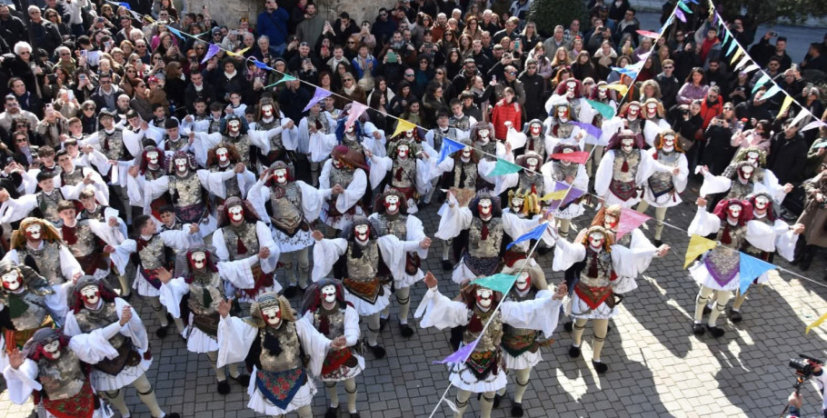 "Βούλιαξε η Νάουσα στην κορύφωση της Αποκριάς