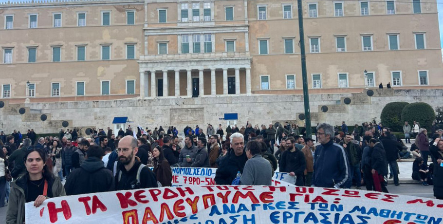 Στην πλατεία Συντάγματος οι αγρότες – Συμπαράσταση από τους πολίτες (VIDEO)