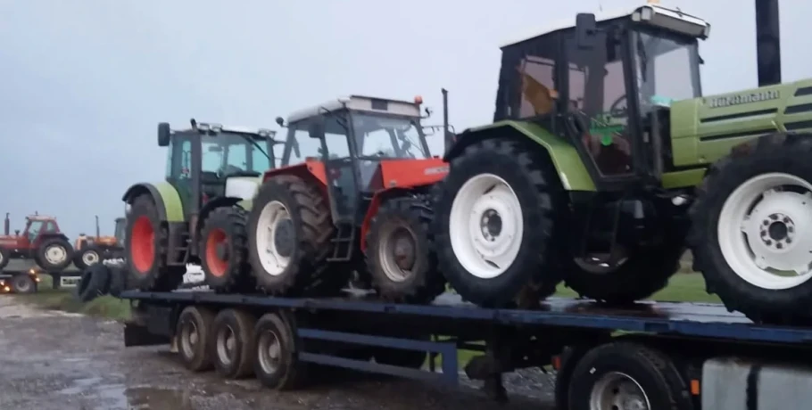 Οι αγρότες φόρτωσαν τα τρακτέρ στα φορτηγά και κατεβαίνουν στην Αθήνα, έφτασαν στον Πειραιά οι Κρητικοί