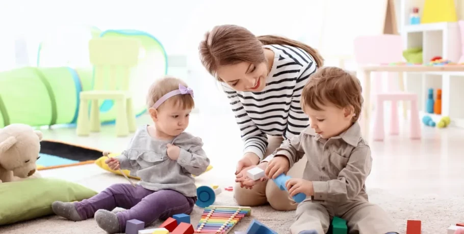 Νταντάδες της γειτονιάς: Ποιοι μπορούν να λάβουν τα 500 ευρώ και πώς λειτουργεί το πρόγραμμα