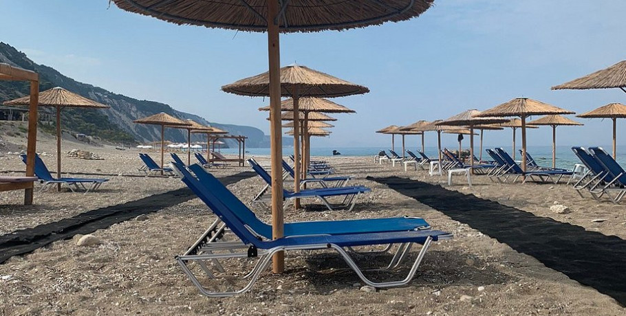 «Φρένο» σε καντίνες και ξαπλώστρες σε παραλίες στα Κουφονήσια έπειτα από παρέμβαση Πιερρακάκη