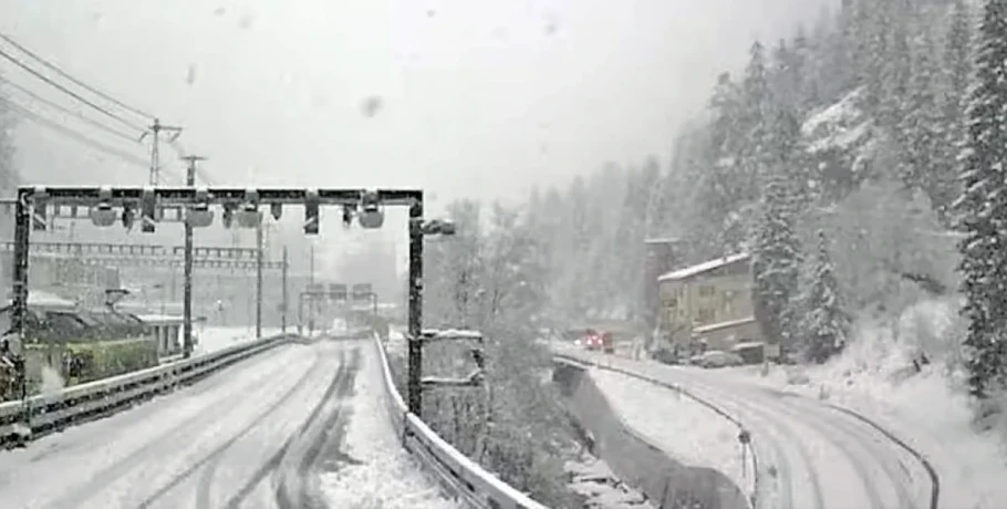 Ελβετία: Εκτροχιάστηκε τρένο μετά από χιονοστιβάδα -Αρκετοί τραυματίες, σε εξέλιξη μεγάλη επιχείρηση διάσωσης