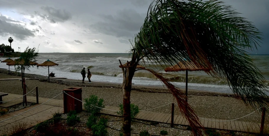 Άστατος ο καιρός με θυελλώδεις ανέμους που θα φτάνουν τα 10 μποφόρ, πτώση της θερμοκρασίας και βροχές