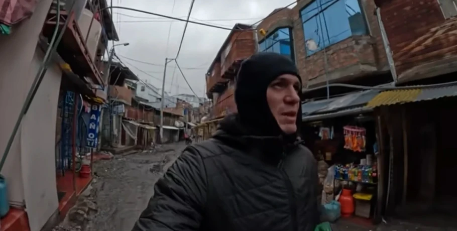 «Κόλαση στη Γη»: Πόλη στο Περού... κρέμεται από τα 5.000 μέτρα, πνίγεται στα σκουπίδια και το αλκοόλ και οι κάτοικοι οπλοφορούν και πυροβολούν αδιακρίτως