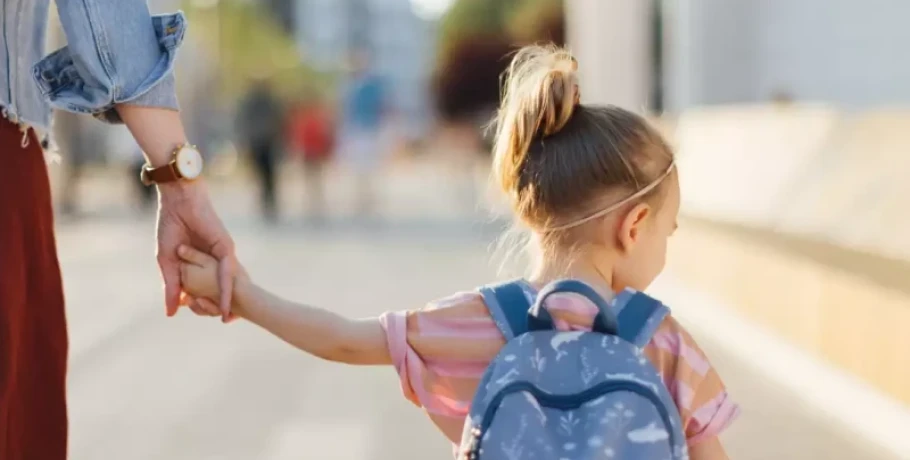 Voucher έως 1.500 ευρώ τον μήνα: Πώς πληρώνονται οι «Νταντάδες της Γειτονιάς»