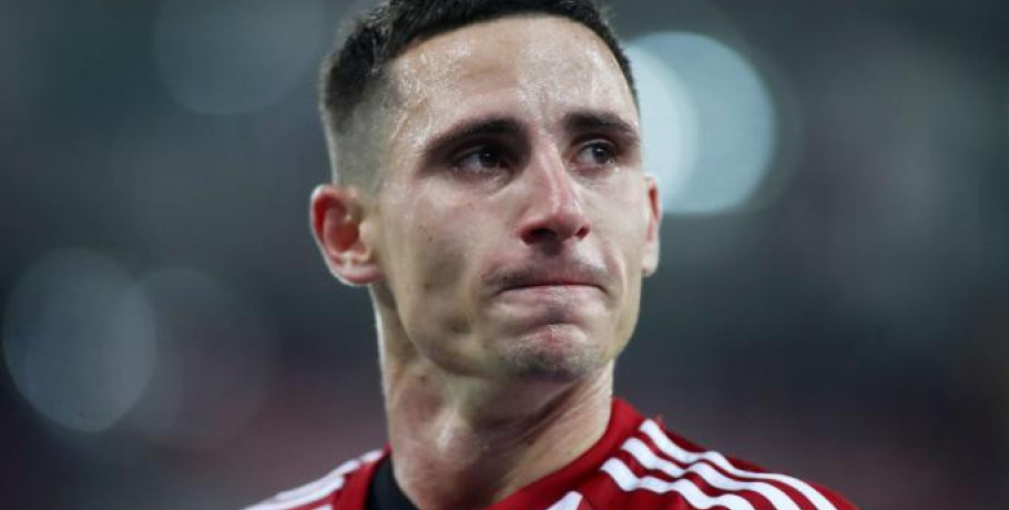 Πρόστιμο από τη ΔΕΑΒ στον Ποντένσε για την ομπρέλα - «Όφειλε να αποτρέπει τη βία»