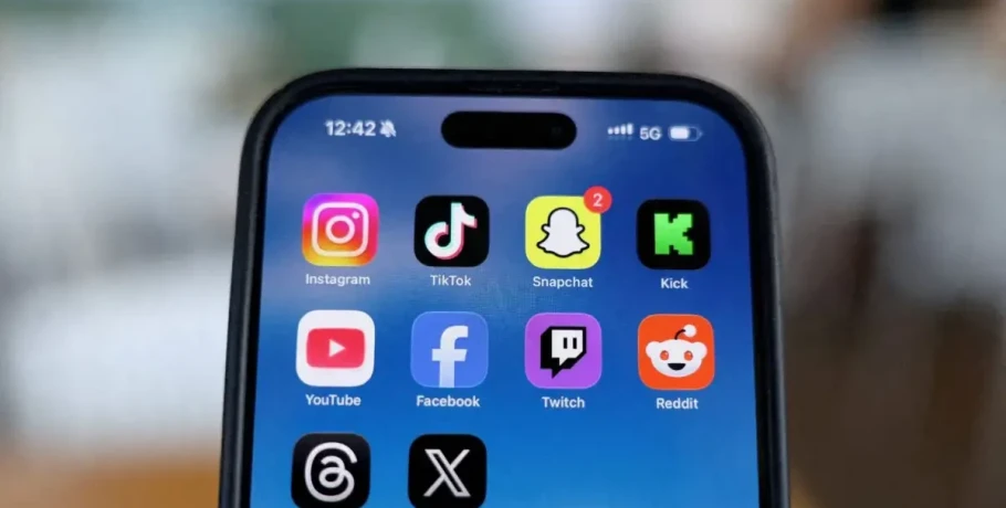 Έρχεται «μπλόκο» στα social media για παιδιά έως 15 ετών – Τι προβλέπεται για ανήλικους, γονείς, εκπαιδευτικούς και κοινωνικά δίκτυα