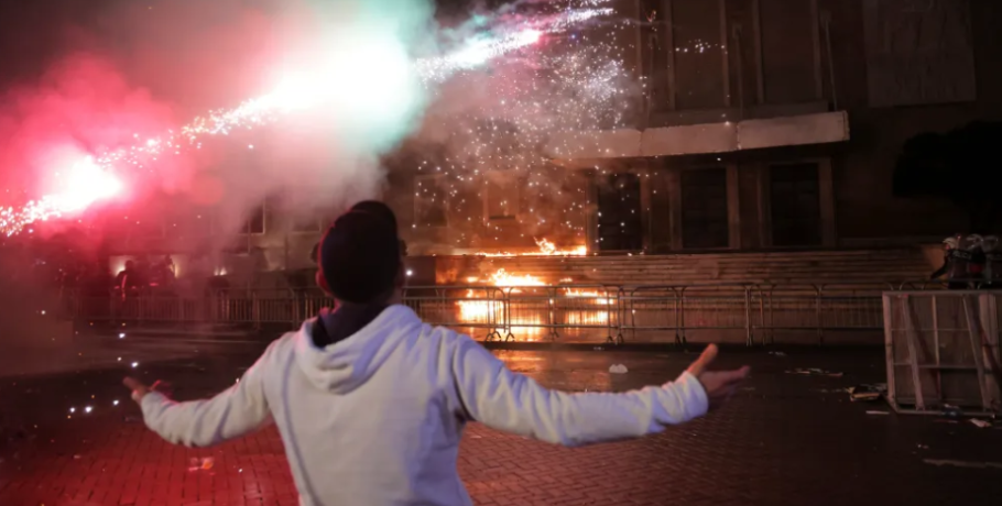 Πολιτική κρίση στην Αλβανία: Διαδηλώσεις και επεισόδια στα Τίρανα [εικόνες]