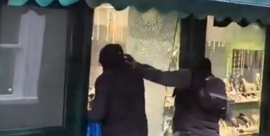 Σέρρες: Ένας χρόνος πριν με σπάσιμο βιτρίνας και αρπαγής κοσμημάτων