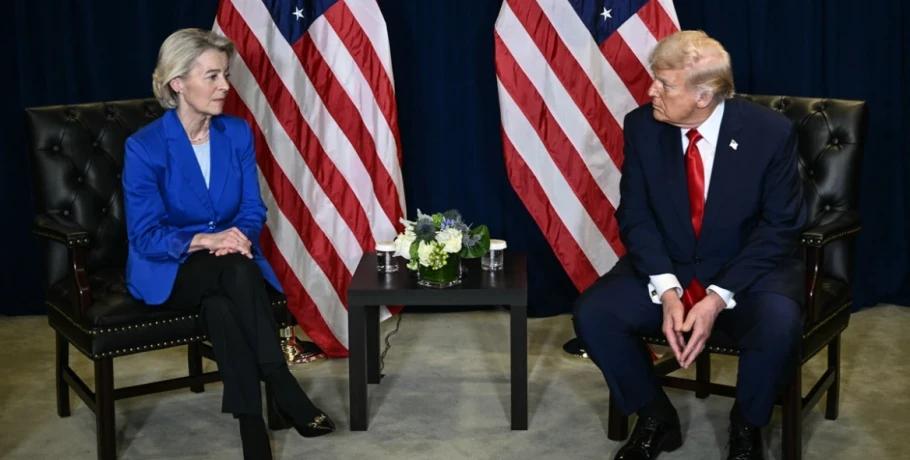 Politico: Ο Τραμπ απειλεί με αντίποινα την Ευρώπη αν δεν αγοράζει και αμερικανικά όπλα