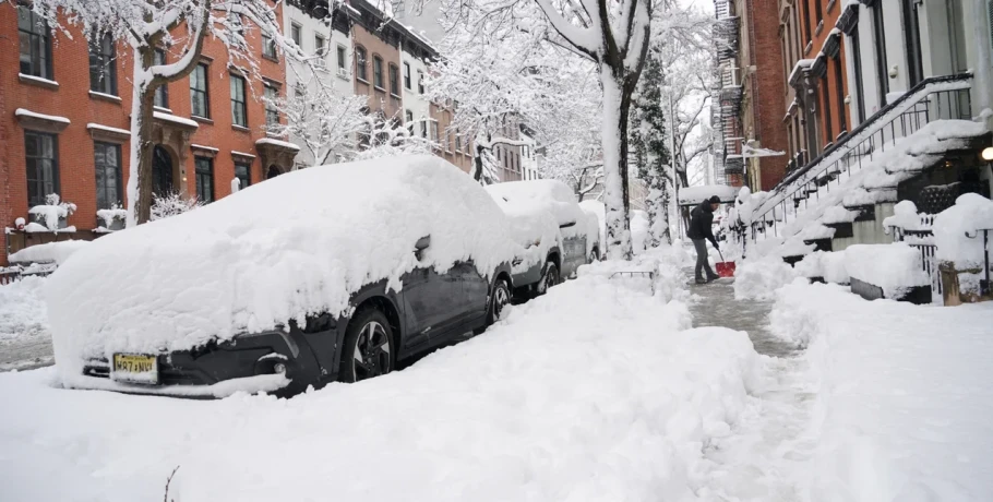 «Κυκλώνας-βόμβα» παρέλυσε τις βορειοανατολικές ΗΠΑ: «Πνίγηκαν» στο χιόνι, νοικοκυριά έμειναν χωρίς ρεύμα