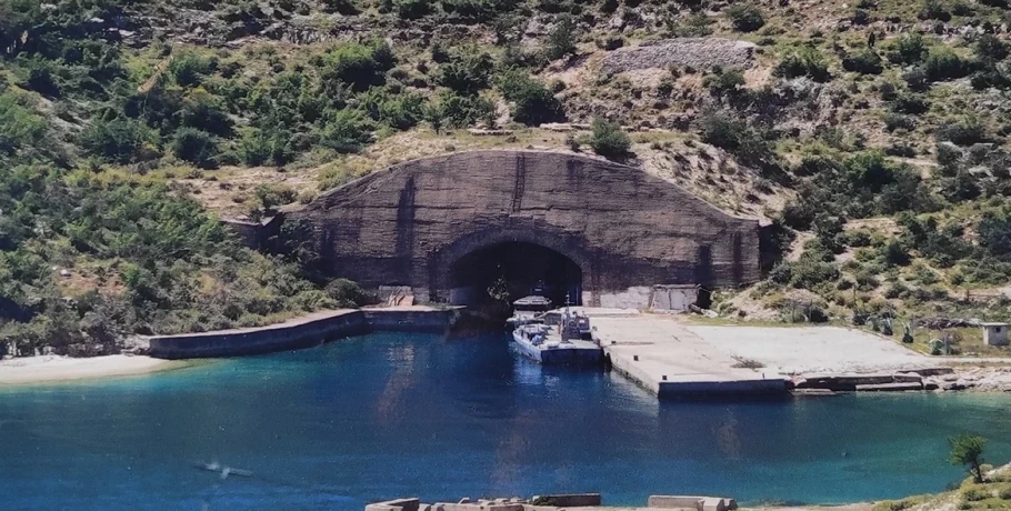 Η μυστική ναυτική βάση του Χότζα μέσα σε βουνό στην Αλβανία, η κόντρα με τους Ρώσους και η κλοπή των υποβρυχίων