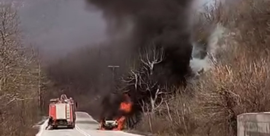 Στις φλόγες αυτοκίνητο στον δρόμο Αρχαγγέλου – Αριδαίας, κοντά στο Αετοχώρι