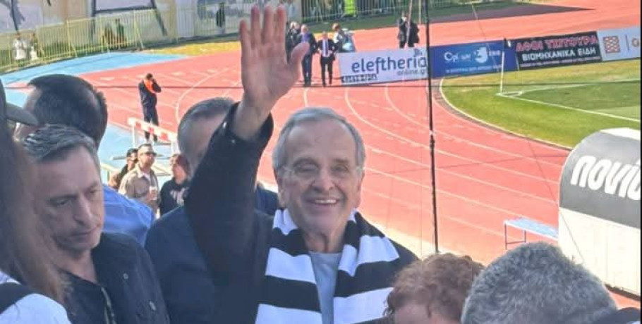 Ο Αντώνης Σαμαράς δίπλα στην "Μαύρη Θύελλα"