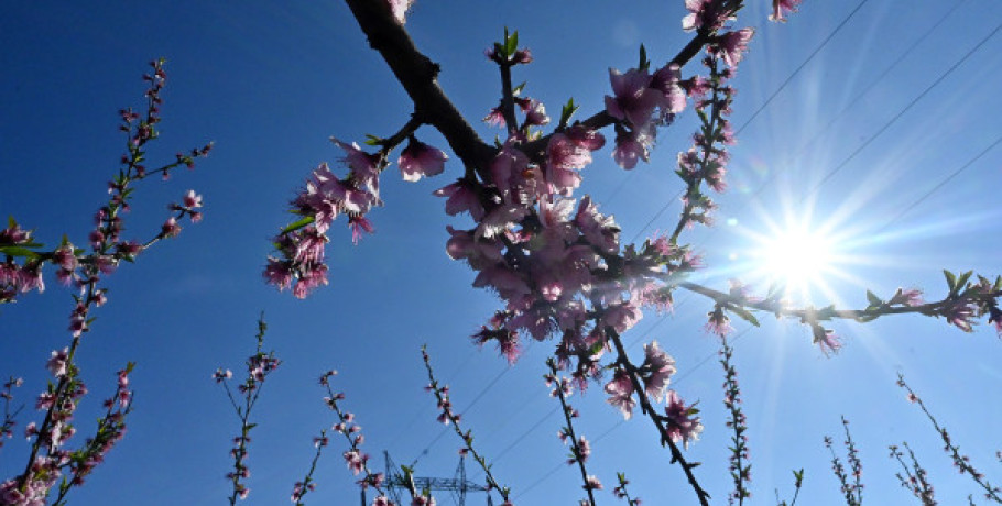 Καιρός: Ανεβαίνει σήμερα η θερμοκρασία, επιμένουν οι ισχυροί άνεμοι