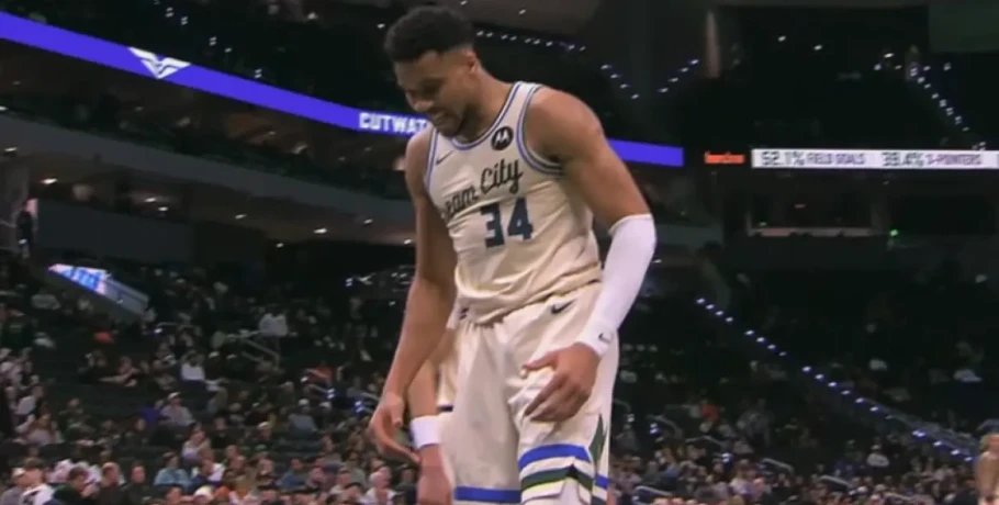 Γιάννης Αντετοκούνμπο: Εκνευρισμένος από τη νέα ήττα των Μπακς - Πέταξε τη μπάλα στη μπασκέτα και δέχθηκε τεχνική ποινή