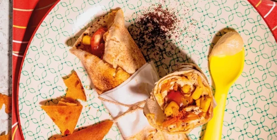 Σάντουιτς για τη Σαρακοστή: Αραβική πίτα με χούμους, ψητές πιπεριές, καρότο και καλαμπόκι