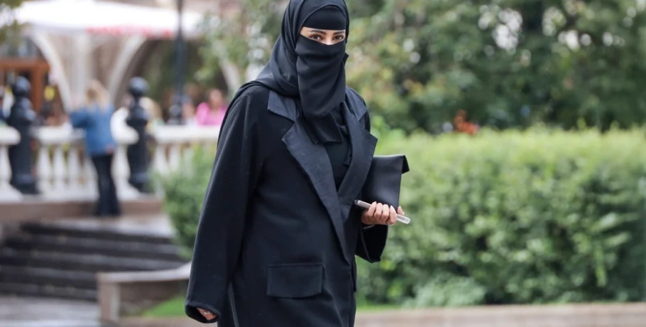 Τα δύο σενάρια για την απαγόρευση της μπούρκας: Στόχος η προστασία ανηλίκων που εξαναγκάζονται να τη φορούν