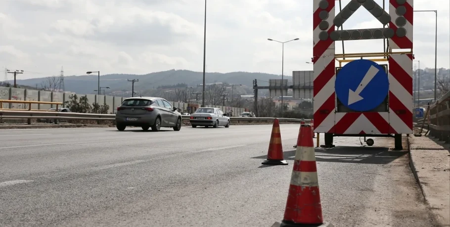Εργασίες τοποθέτησης στηθαίων ασφαλείας στην Περιφερειακή Οδό Θεσσαλονίκης από την ΠΚΜ