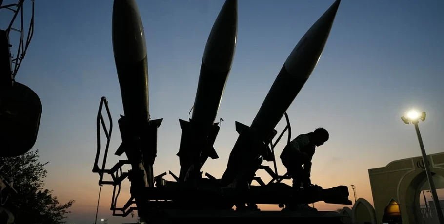 H πρώτη επίθεση υπό την ηγεσία του Μοτζταμπά Χαμενεΐ – Το μήνυμα επάνω στον πύραυλο