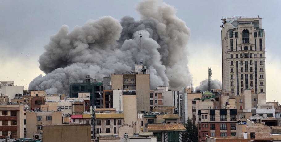 Επιθέσεις σε όλο τον Κόλπο: Νεκροί στο Ομάν, drones πάνω από Ριάντ και συντρίμμια στο Ντουμπάι